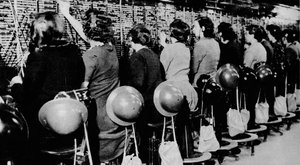 Sedersi lì e continuare come se nulla stesse accadendo fuori non era facile, 1941-1942 da Unbekannt