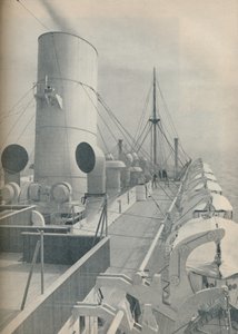 Ponte superiore dello Strathmore con moderne scialuppe di salvataggio, 1936 da Unbekannt