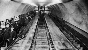 Scale mobili della stazione della metropolitana di Tottenham Court Road, Londra, 1926-1927 da Unbekannt