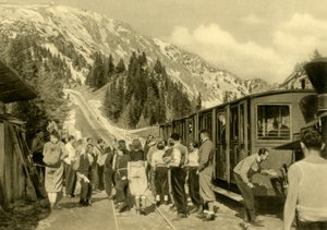 Turisti alla stazione Baumgartnerhaus sulla ferrovia dello Schneeberg, Bassa Austria, c1935 da Unbekannt