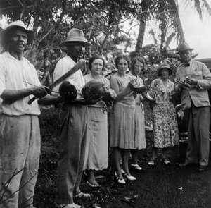 Turisti durante una sosta lungo la strada, St Vincent, 1931