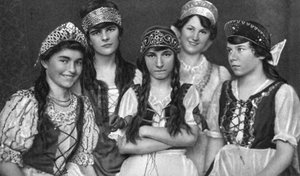 Costumi tradizionali indossati dalle donne ungheresi, Ungheria, 1922 da Unbekannt