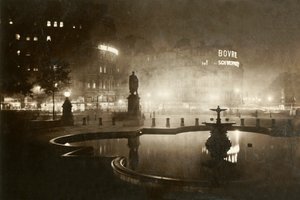 Trafalgar Square. Vista verso Charing Cross. Londra di notte, 1928 da Unbekannt