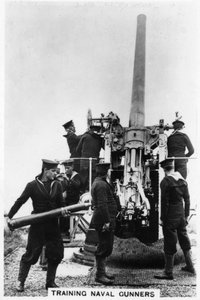 Addestramento dei cannonieri navali, Whale Island, Portsmouth, Hampshire, 1937 da Unbekannt