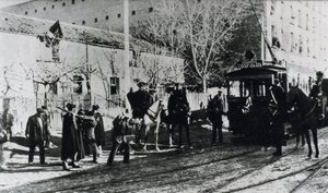 Sciopero del tram a Madrid, la guardia civile carica gli scioperanti che cercano di fermare un tram, pubblicato sulla rivista "Nuevo Mundo", dicembre 1919 da Unbekannt