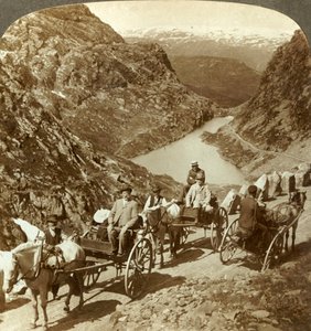 Viaggiatori su strada di montagna attraverso la selvaggia gola di Seljestad, Norvegia, c1905 da Unbekannt