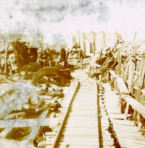 Trincee e linea ferroviaria, Yser sud, Diksmuide, Belgio, c1914-c1918 da Unbekannt