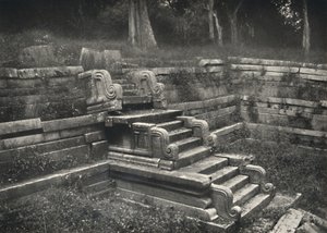 Scala in una piscina murata, Anuradhapura, 1926 da Unbekannt