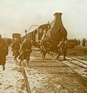 Truppe che sbarcano da un treno a vapore da Unbekannt