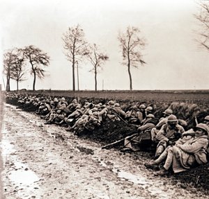 Truppe a Riposo sul Lato di una Strada, Francia Settentrionale, c1914-c1918 da Unbekannt