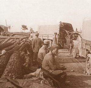 Camion sulla Voie Sacrée, Verdun, nord della Francia, c. 1914-c. 1918 da Unbekannt