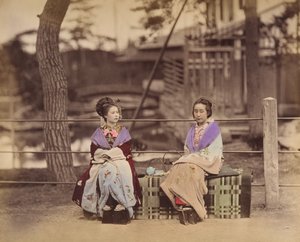 Due donne giapponesi sedute su una panchina, 1870s