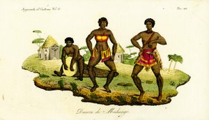 Due donne Mahungo che danzano la semba al ritmo di un tamburo scolpito da un tronco in Angola da Unbekannt