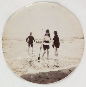 Due ragazze e un ragazzo che giocano in mare, circa 1890 da Unbekannt