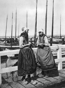 Due ragazze sul pontile, Marken, Paesi Bassi, c1934 da Unbekannt