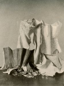 Due paia di corsetti, pantaloni, borsa di perline, borsa e sottogonna trapuntata da Unbekannt