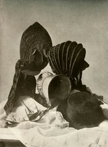 Due calasce di seta, cappello da equitazione, cappello quacchero, guanti e gonna, XVIII secolo, 1937 da Unbekannt