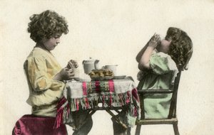 Due bambini piccoli, fine XIX o inizio XX secolo