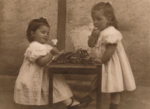 Due giovani ragazze a un tavolo