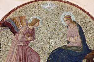 Timpano a mosaico raffigurante l