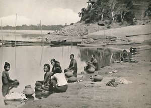 Scena tipica sul fiume Irrawaddy - Donne che fanno il bagno e raccolgono acqua, 1900 da Unbekannt