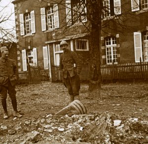 Proiettile inesploso da 380, Verdun, Francia settentrionale, c1914-c1918 da Unbekannt