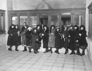 Stati Uniti: c.1926 Un gruppo di donne in piedi alle finestre del cassiere 
