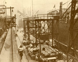 Scarico delle navi alimentari ai Royal Albert Docks, Londra, c1930 da Unbekannt