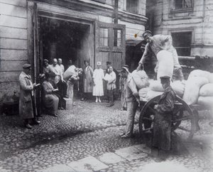 Scarico di cibo, la Casa degli Scienziati, Pietrogrado, Russia, c1920-c1924 da Unbekannt