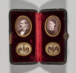 Senza titolo, custodia con ritratti di un uomo e una donna e ornamenti per capelli, c. 1870