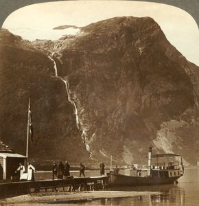 Cascate di Utigards dal ghiacciaio Ravnefjeld al Lago Loen - da Naesdal, Norvegia, c1905