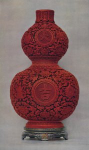Vaso di lacca rossa intagliata su fondo verde oliva con supporto di lacca piatta, 1928