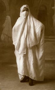 Donna velata, Algeri, Algeria, 1943 da Unbekannt