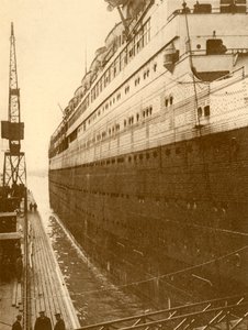 Vista del lato di dritta del Majestic mentre entrava nel bacino di carenaggio galleggiante, c. 1930 da Unbekannt