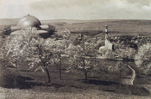 Vista del Goetheanum e della Casa del Riscaldamento, Dornach, Svizzera, 1914-1916 da Unbekannt