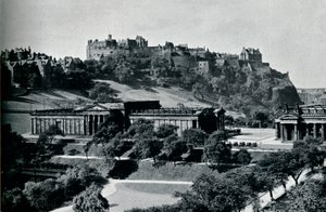 Veduta della National Gallery of Scotland e del Castello di Edimburgo, c1945