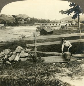 Chiesa del villaggio e case di Kongsberg, accanto alle rapide di Laagen, Norvegia, c. 1905 da Unbekannt