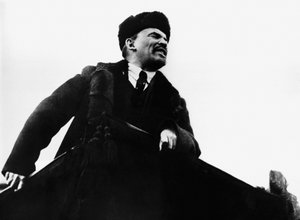 Vladimir Ilich Lenin, leader rivoluzionario bolscevico russo, che parla da un palco, 1917 da Unbekannt