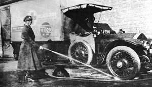 Volontaria inglese che lava la sua ambulanza, Cambridge, Prima Guerra Mondiale, 1915 da Unbekannt