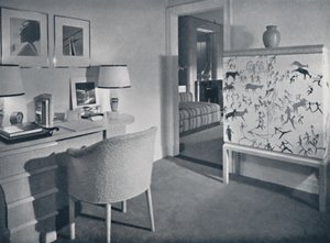 W. & J. Sloane. Sala hobby dei fotografi che mostra una scrivania in rovere naturale, una copertura tessuta a mano da Unbekannt