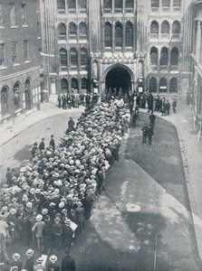 In attesa di entrare nella Guildhall per il primo grande incontro di chiamata alle armi di Mr. Asquith, 1914 da Unbekannt