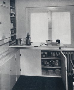 Werner Harting - Cucina con pavimento in piastrelle nere olandesi, pareti bianche e scaffali e armadi incorporati