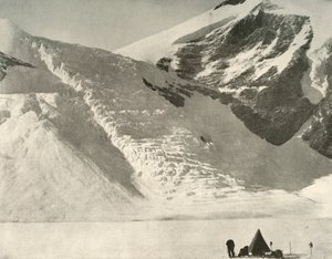 Campo della Western Party il 28 dicembre sotto un ghiacciaio sospeso alle rocce della Cattedrale, 1909