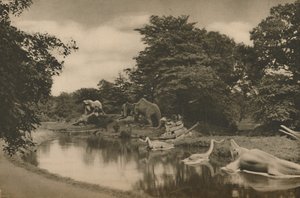 Dove le bestie della preistoria si nascondono presso il lago nei giardini del palazzo, c. 1935