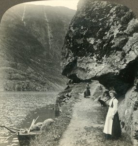Dove la strada si insinua sotto le scogliere sporgenti vicino alle acque del Nerofjord, Norvegia, c1905 da Unbekannt