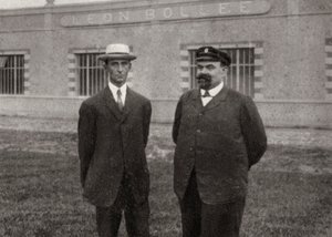 Wilbur Wright, aviatore americano, e Leon Bollee, inventore e produttore di automobili francese, 1908 da Unbekannt