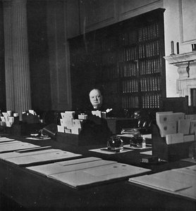Winston Churchill nella sala del gabinetto al 10 di Downing Street da Unbekannt