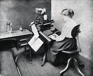 Operatrice Donna sulla Tastiera Monotype, 1917 da Unbekannt