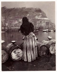 Donna e barili, porto di Whitby, circa 1905 da Unbekannt