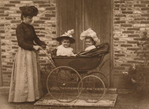 Donna e bambini in un passeggino da Unbekannt